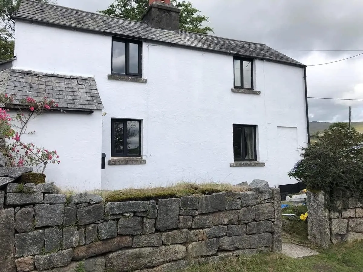 Render repair and repaint of a cottage in Totnes
