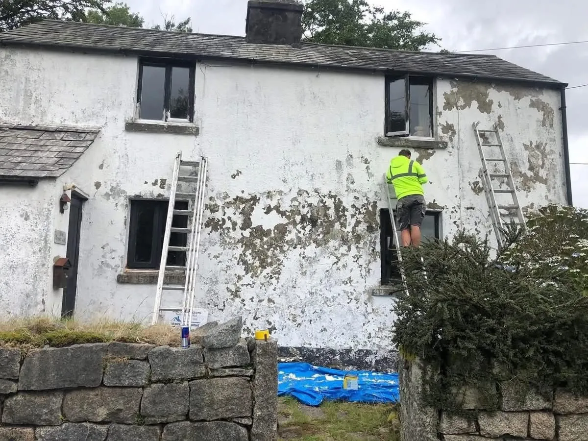 Cottage with blown, flaking render before repair in Totnes